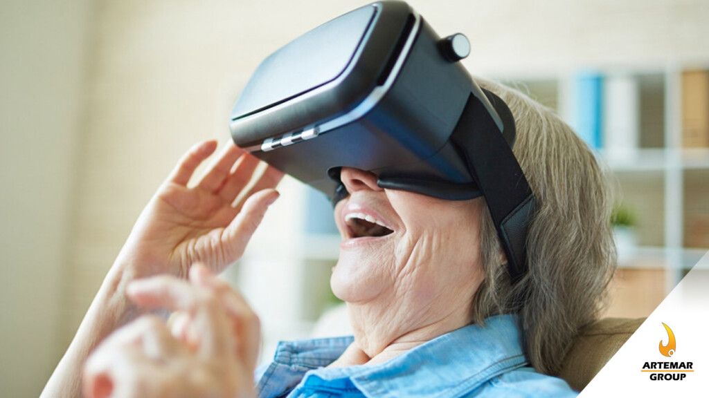 Medida se desarrolla en centros de mayores en España Para ayudar a las personas mayores a superar la crisis de la Covid, en residencias y centros de mayores de Andalucía, España, se está implementando una terapia de Realidad Virtual (VR). Muchas de estas personas mayores no han tenido contacto con el exterior por casi dos años debido a la pandemia. Han perdido vivencias, experiencias y, de forma grave, las interacciones con otros entornos. Con realidad virtual se intenta remediar esto. La terapia consiste en usar unas gafas de realidad virtual (como las populares Oculus Quest o HTC Vive) que permiten a los adultos mayores ingresar al mundo virtual, en donde pueden interactuar con el entorno y ver imágenes que les evocan recuerdos. La finalidad no es que solo se entretengan y puedan salir momentáneamente de la residencia, sino que la terapia tiene también como función principal la estimulación para evitar el deterioro cognitivo. Despertar emociones La terapia que se lleva aplicando en las residencias es posible debido a Oroi, "un canal de realidad virtual con experiencias para el entretenimiento y la estimulación cognitiva". Su orientación es generar bienestar emocional y entrenar las funciones cognitivas en las personas mayores. Cuenta con tres aplicaciones que se ofrecen en su página web • Wellbeing: aplicación para el bienestar Consta de experiencias inmersivas en 360 grados adaptables al mejor interés de cada persona mayor. De este modo, se pueden visitar distintas ciudades y lugares históricos. El paquete incluye la aplicación; los lentes de realidad virtual; la guía de ejercicios para trabajar el lenguaje, la memoria o la orientación; y un panel de administración que permite ver métricas y estadísticas. • Cognitive: app con ejercicios de estimulación cognitiva Cuenta con ejercicios que simulan actividades de la vida diaria dentro de entornos dinámicos y entretenidos. Algunas de estas actividades son pesca, mapa de la ciudad, poner la fecha, comprar en un supermercado, entre otras. Se puede ajustar la dificultad de las actividades y están clasificadas por niveles. • Fit: Ejercicio adaptado Son paseos virtuales en bicicleta por entornos naturales y ciudades. Usa unos pedales adaptados en conjunto con el casco de realidad virtual para una participación activa del usuario y mayor adherencia al ejercicio físico.