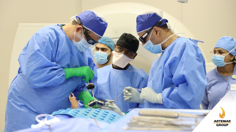 HMC realiza la primera cirugía de columna navegada con AR