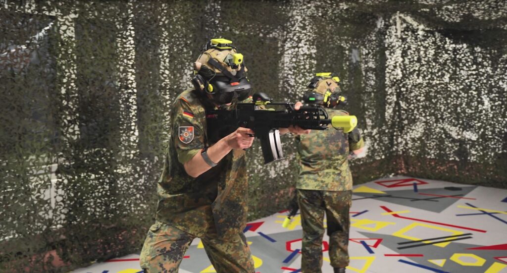 Soldado de la Bundeswehr entrenando con gafas de Realidad Virtual en un entorno inmersivo militar.