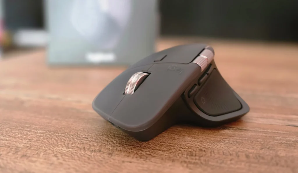 Mouse ergonómico inalámbrico Logitech de diseño vertical con rueda metálica de precisión, ideal para productividad y uso profesional